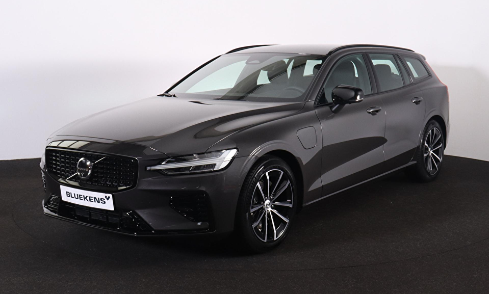 Volvo V60 T6 Recharge AWD Plus Dark - IntelliSafe Assist & Surround - 360º Camera - Harman/Kardon audio - Verwarmde voorstoelen, stuur & achterbank - Parkeersensoren voor & achter - Elektr. bedienb. voorstoelen met geheugen - Elektr. inklapbare trekhaak - 18' LMV