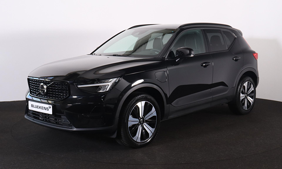 Volvo XC40 T5 Recharge Plus Dark - IntelliSafe Assist - 360º Camera - Harman/Kardon audio - Verwarmde voorstoelen & stuur - Parkeersensoren voor & achter - Elektr. bedienb. voorstoelen met geheugen links - Draadloze tel. lader - Extra getint glas - 19' LMV
