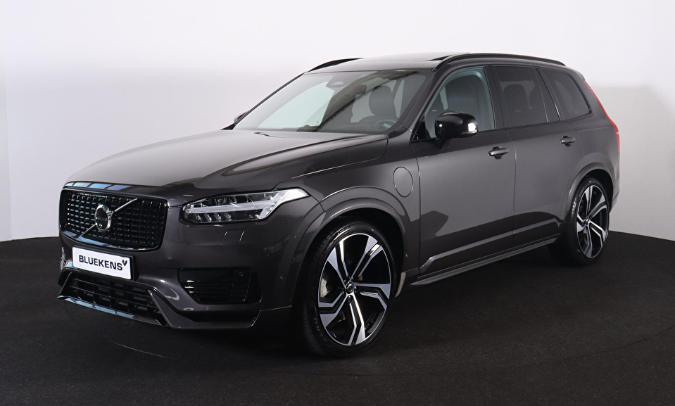 Volvo XC90 T8 Recharge AWD Ultra Dark - Luchtvering - Panorama/schuifdak - IntelliSafe Assist & Surround - 360º Camera - Bowers & Wilkins audio - Adaptieve LED koplampen - Verwarmde voorstoelen, stuur & achterbank - Parkeersensoren voor & achter - Elektr. bedienb. voorstoelen met geheugen - Head up display - Draadloze tel. lader - Extra getint glas - Elektr. inklapbare trekhaak - 22' LMV