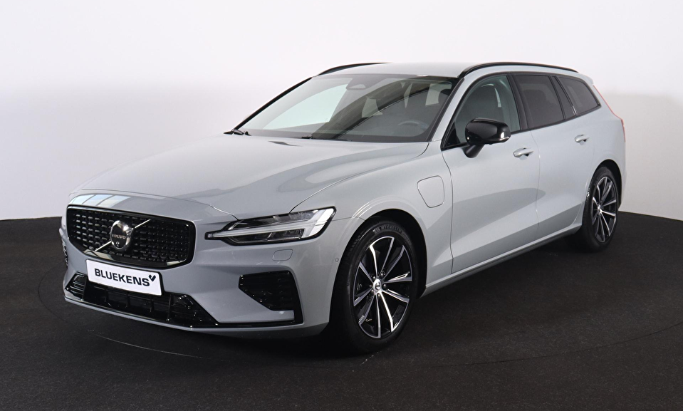 Volvo V60 T6 Recharge AWD Plus Dark - LONG RANGE - IntelliSafe Assist & Surround - 360º Camera - Harman/Kardon audio - Adaptieve LED koplampen - Verwarmde voorstoelen, stuur & achterbank - Parkeersensoren voor & achter - Elektr. bedienb. voorstoelen met geheugen - Extra getint glas - Elektr. inklapbare trekhaak - 18' LMV