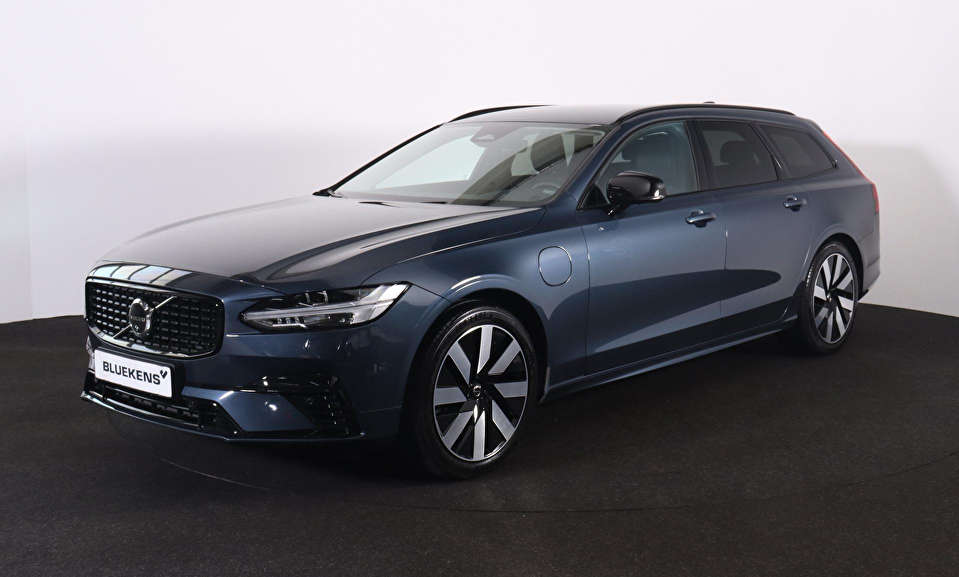Volvo V90 T6 Recharge AWD Plus Dark - LONG RANGE - IntelliSafe Assist & Surround - 360º Camera - Harman/Kardon audio - Adaptieve LED koplampen - Verwarmde voorstoelen, stuur & achterbank - Parkeersensoren voor & achter - Elektr. bedienb. voorstoelen met geheugen - Extra getint glas - 19' LMV