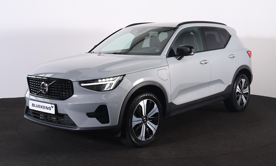 Volvo XC40 T5 Recharge Plus Dark - IntelliSafe Assist - 360º Camera - Harman/Kardon audio - Verwarmde voorstoelen & stuur - Parkeersensoren voor & achter - Elektr. bedienb. voorstoelen met geheugen links - Draadloze tel. lader - Extra getint glas - 19' LMV
