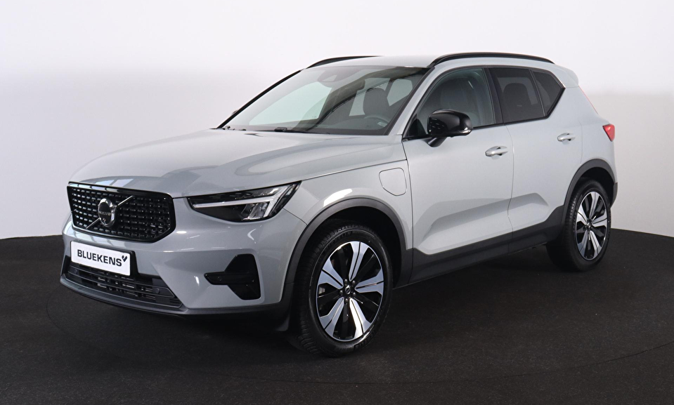Volvo XC40 T5 Recharge Plus Dark - IntelliSafe Assist - 360º Camera - Harman/Kardon audio - Verwarmde voorstoelen & stuur - Parkeersensoren voor & achter - Elektr. bedienb. voorstoelen met geheugen links - Draadloze tel. lader - Extra getint glas - 19' LMV