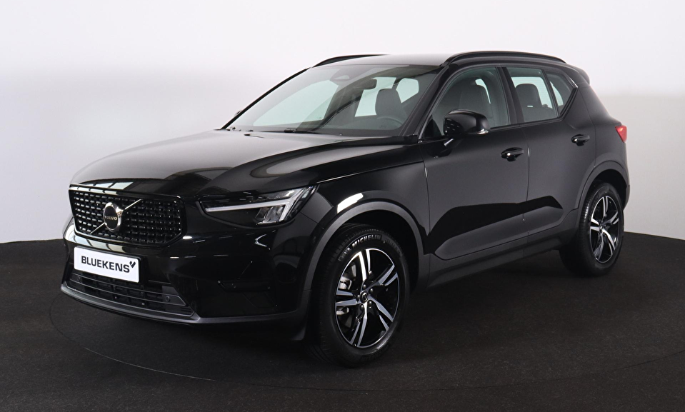 Volvo XC40 B4 Plus Dark - IntelliSafe Assist & Surround - Harman/Kardon audio - Parkeercamera achter - Verwarmde voorstoelen & stuur - Parkeersensoren voor & achter - Elektr. bedienb. voorstoelen met geheugen links - Draadloze tel. lader - Elektr. inklapbare trekhaak - 18' LMV
