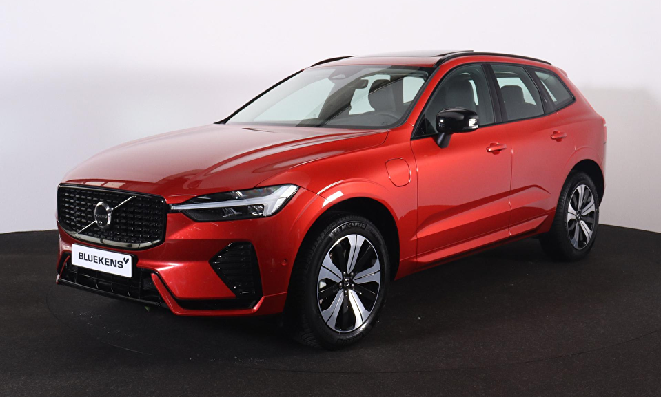 Volvo XC60 T6 Recharge AWD Plus Dark - Panorama/schuifdak - IntelliSafe Assist & Surround - 360º Camera - Verwarmde voorstoelen, stuur & achterbank - Parkeersensoren voor & achter - Elektr. bedienb. voorstoelen met geheugen - Draadloze tel. lader - Elektr. inklapbare trekhaak - 19' LMV