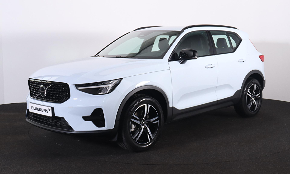 Volvo XC40 B4 Plus Dark - IntelliSafe Assist & Surround - Harman/Kardon audio - Parkeercamera achter - Verwarmde voorstoelen & stuur - Parkeersensoren voor & achter - Elektr. bedienb. voorstoelen met geheugen links - Draadloze tel. lader - Elektr. inklapbare trekhaak - 18' LMV