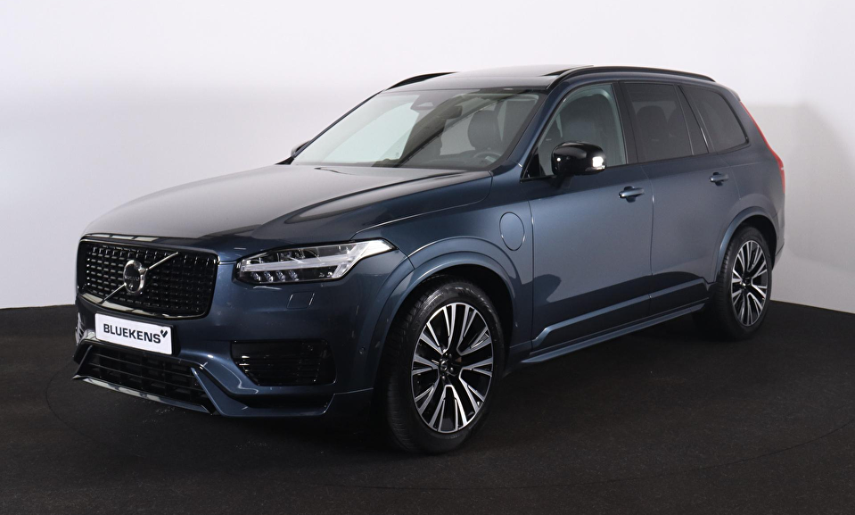 Volvo XC90 T8 Recharge AWD Ultra Dark - Luchtvering - Panorama/schuifdak - IntelliSafe Assist & Surround - 360º Camera - Adaptieve LED koplampen - Verwarmde voorstoelen, stuur & achterbank - Parkeersensoren voor & achter - Elektr. bedienb. voorstoelen met geheugen - Head up display - Draadloze tel. lader - Extra getint glas - Elektr. inklapbare trekhaak - 20' LMV