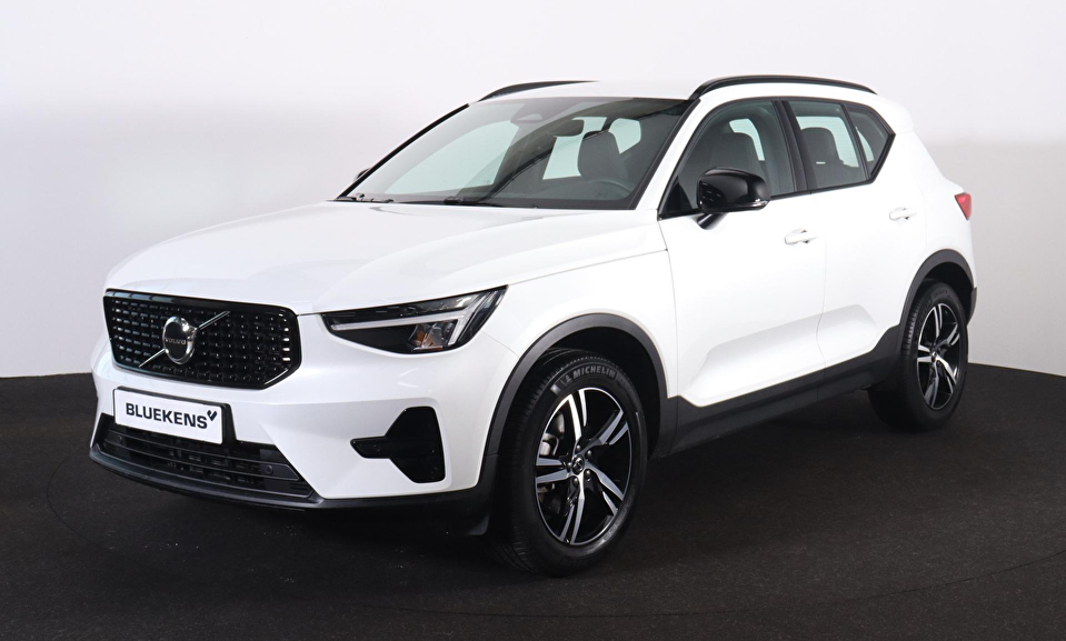 Volvo XC40 B4 Plus Dark - IntelliSafe Assist & Surround - Harman/Kardon audio - Parkeercamera achter - Verwarmde voorstoelen & stuur - Parkeersensoren voor & achter - Elektr. bedienb. voorstoelen met geheugen links - Draadloze tel. lader - Elektr. inklapbare trekhaak - 18' LMV