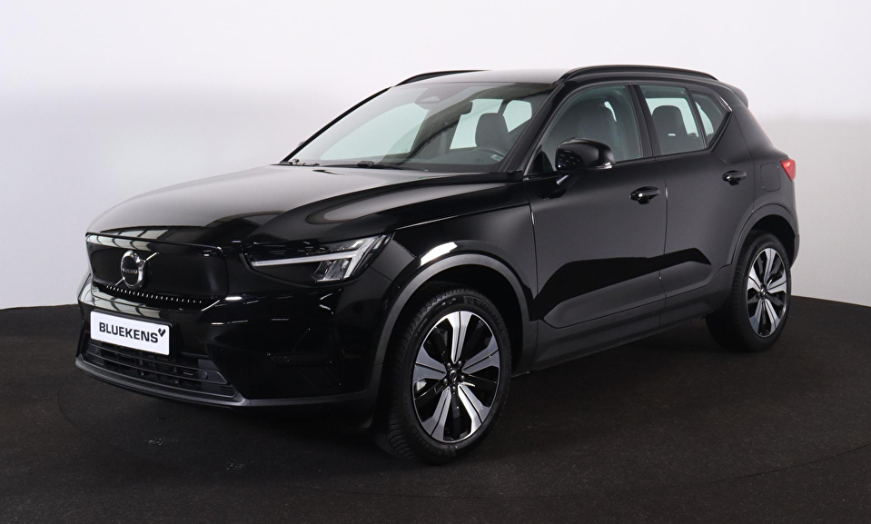Volvo XC40 Recharge Plus 70 kWh - IntelliSafe Assist & Surround - Parkeercamera achter - Verwarmde voorstoelen & stuur - Parkeersensoren voor & achter - Draadloze tel. lader - Warmtepomp - Elektr. inklapbare trekhaak - 19' LMV