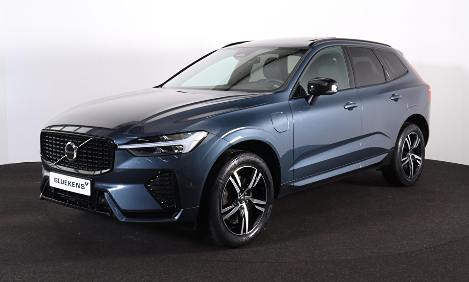 Volvo XC60 T6 Recharge AWD R-Design - Panorama/schuifdak - IntelliSafe Assist & Surround - Harman/Kardon audio - Adaptieve LED koplampen - Parkeercamera achter - Verwarmde voorstoelen, stuur & achterbank - Parkeersensoren voor & achter - Elektr. bedienb. voorstoelen met geheugen - Draadloze tel. lader - Standkachel - Extra getint glas - Elektr. inklapbare trekhaak - 19' LMV