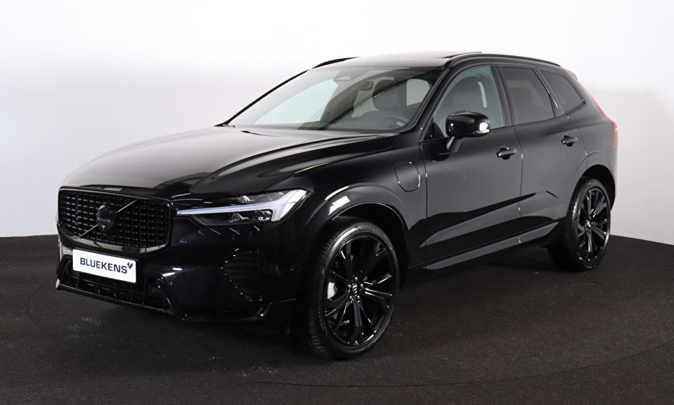 Volvo XC60 T6 Recharge AWD Plus Black Edition - Panorama/schuifdak - IntelliSafe Assist & Surround - 360º Camera - Harman/Kardon audio - Adaptieve LED koplampen - Verwarmde voorstoelen, stuur & achterbank - Parkeersensoren voor & achter - Elektr. bedienb. voorstoelen met geheugen - Draadloze tel. lader - Extra getint glas - 21' LMV