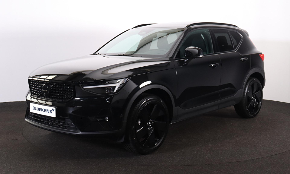 Volvo XC40 B3 Plus Black Edition - Panorama/schuifdak - IntelliSafe Assist & Surround - 360º Camera - Harman/Kardon audio - Verwarmde voorstoelen & stuur - Parkeersensoren voor & achter - Elektr. bedienb. voorstoelen met geheugen links - Draadloze tel. lader - Extra getint glas - 20' LMV