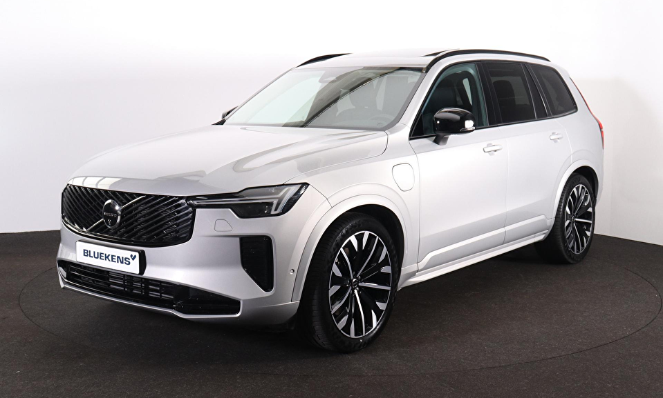Volvo XC90 T8 Recharge AWD Plus Dark - IntelliSafe Assist & Surround - Panorama/schuifdak - Luchtvering - 360º Camera - Bowers & Wilkins audio - Adaptieve LED koplampen - Verwarmde voorstoelen, stuur & achterbank - Parkeersensoren voor & achter - Elektr. bedienb. voorstoelen met geheugen - Extra getint glas - Draadloze tel. lader - Elektr. inklapbare trekhaak - 21' LMV