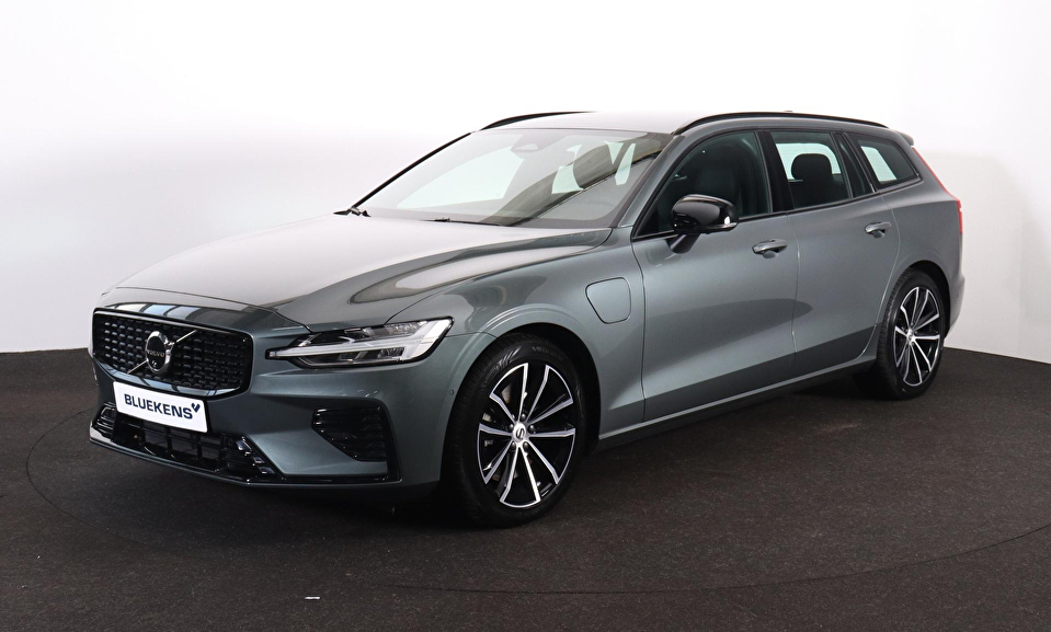Volvo V60 T6 Plug-in hybrid AWD Plus Dark - IntelliSafe Assist & Surround - Harman/Kardon audio - Parkeercamera achter - Verwarmde voorstoelen, stuur & achterbank - Parkeersensoren voor & achter - Elektr. bedienb. voorstoelen met geheugen - 18' LMV