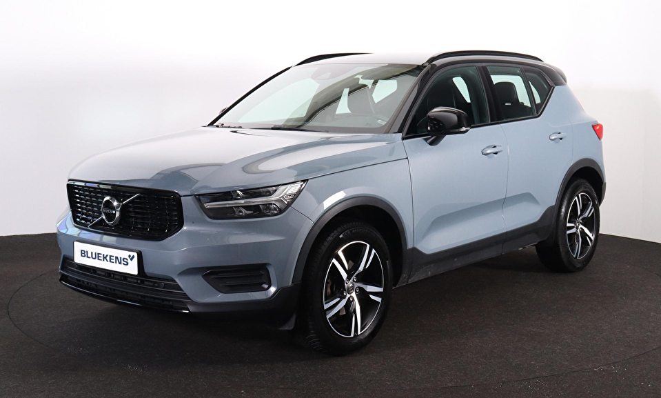 Volvo XC40 T3 R-Design - Sensus Navi - Cruise Control - Parkeer verwarming - Voorstoelen, achterbank en stuur verwarmbaar - LED-koplampen - Climate Control - Parkeersensoren achter - Trekhaak semi elektrisch inklapbaar