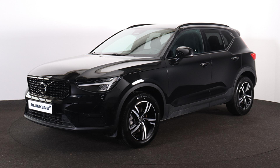 Volvo XC40 B3 Plus Dark - IntelliSafe Assist & Surround - 360º Camera - Harman Kardon audio - Verwarmde voorstoelen & stuur - Parkeersensoren voor & achter - Elektr. bedienb. voorstoelen met geheugen links - Draadloze tel. lader - Standkachel - Extra getint glas - 18' LMV