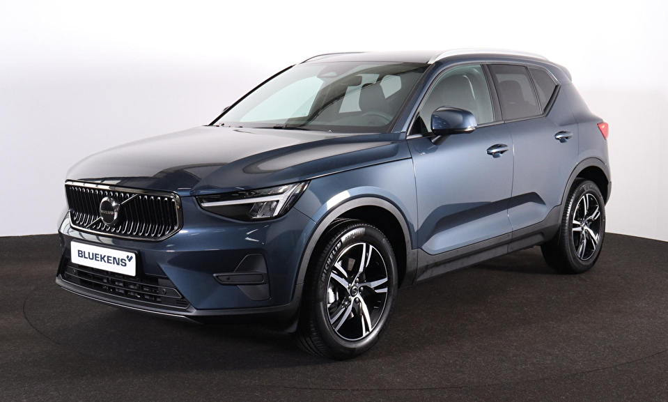 Volvo XC40 B3 Business Edition - Harman Kardon - Adaptive Cruise Control met Pilot Assist - BLIS dodehoekassistentie - Voorstoelen en stuurwiel verwarmbaar - Keyless - Elektr. bedienbare achterklep - Parkeersensoren voor & achter - Parkeer camera acter - 18' LMV - Getint glas v.a. de B-stijl - Google Maps geïntegreerd - Apple®CarPlay