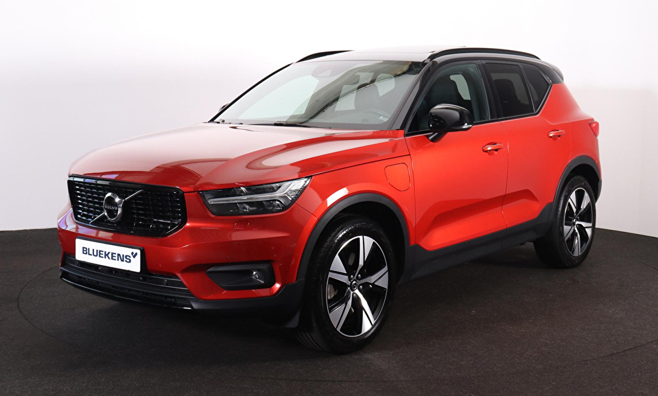 Volvo XC40 T4 Recharge R-Design - Panorama/schuifdak - IntelliSafe Assist - Harman/Kardon audio - Adaptieve LED koplampen - Parkeercamera achter - Verwarmde voorstoelen & stuur - Parkeersensoren voor & achter - Draadloze tel. lader - Extra getint glas - 19' LMV