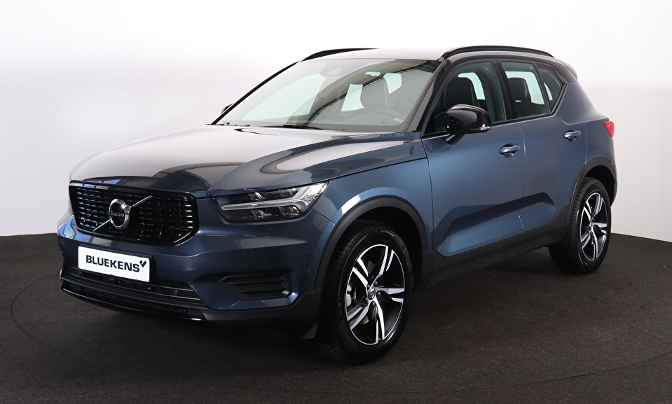 Volvo XC40 T2 R-Design - Adaptive Cruise Control met Pilot Assist - Verwarmbare voorstoelen en stuurwiel - Trekhaak semi elektrisch inklapbaar - Apple® CarPlay - Android Auto - Draadloos telefoon opladen - Keyless - Elektrisch bedienbare achterklep - All season banden - Parkeersensoren voor & achter - Parkeercamera achter - Half leder & alcantara bekleding - 18' LMV