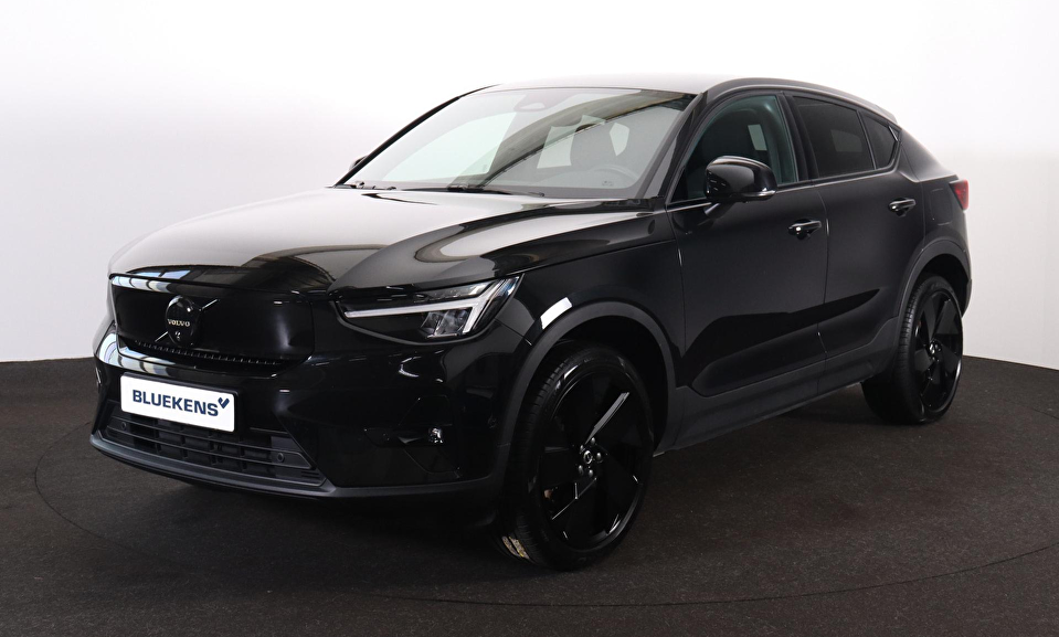 Volvo EC40 Performance Ultra Black Edition 82 kWh - Panoramadak - IntelliSafe Assist & Surround - 360º Camera - Harman/Kardon audio - Verwarmde voorstoelen, stuur & achterbank - Parkeersensoren voor & achter - Elektr. bedienb. voorstoelen met geheugen links - Draadloze tel. lader - Warmtepomp - Extra getint glas - Inklapbare trekhaak - 20' LMV