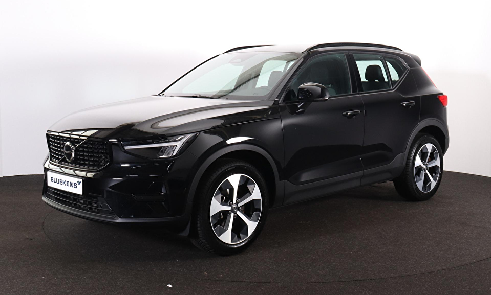 Volvo XC40 B4 Plus Dark - IntelliSafe Assist & Surround - Harman/Kardon audio - Parkeercamera achter - Verwarmde voorstoelen & stuur - Parkeersensoren voor & achter - Elektr. bedienb. voorstoelen met geheugen links - Draadloze tel. lader - Elektr. inklapbare trekhaak - 19' LMV