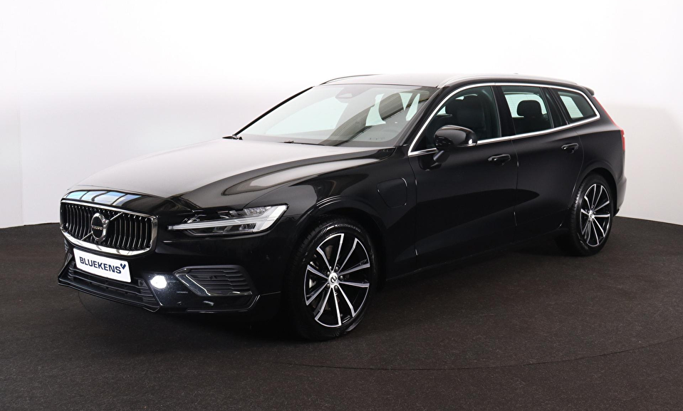 Volvo V60 T6 Recharge AWD Essential Bright - IntelliSafe Assist & Surround - Parkeercamera achter - Verwarmde voorstoelen, stuur & achterbank - Parkeersensoren voor & achter - Inklapbare trekhaak - 18' LMV