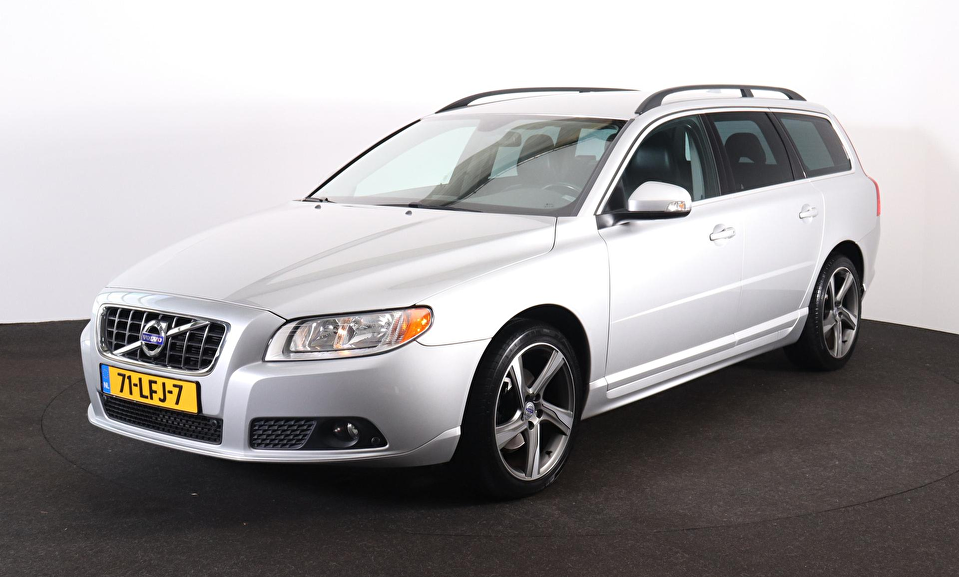 Volvo V70 2.0T Momentum - RTI Navigatie - Climate Control - Lederen bekleding - Verwarmbare voorstoelen - Parkeersensoren v/a - Roofrails - Trekhaak - 18" Ixion lichtmetalen velgen