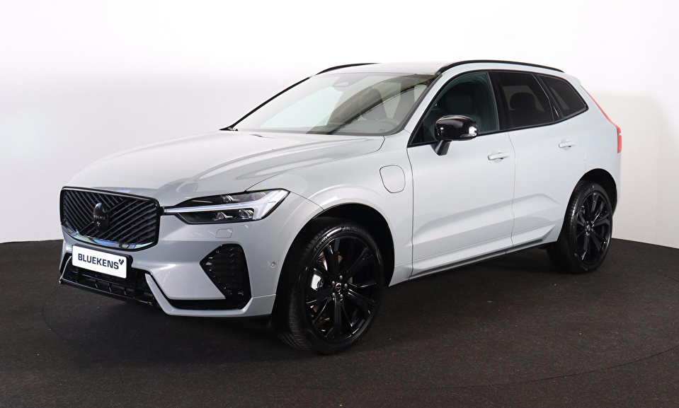 Volvo XC60 T6 Recharge AWD Plus Black Edition - Panorama/schuifdak - IntelliSafe Assist & Surround - 360º Camera - Harman/Kardon audio - Adaptieve LED koplampen - Verwarmde voorstoelen, stuur & achterbank - Parkeersensoren voor & achter - Head up display - Extra getint glas - Inklapbare trekhaak - 21' LMV