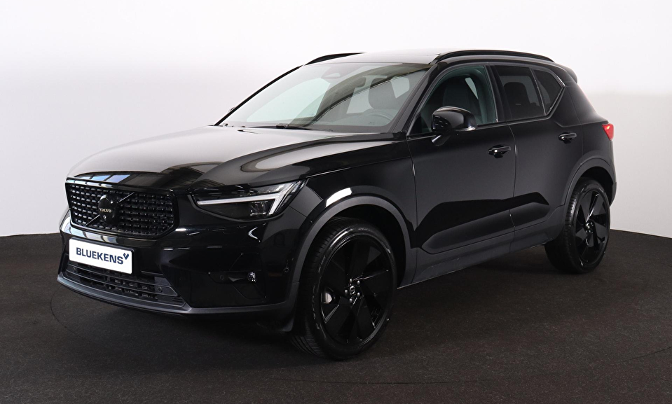 Volvo XC40 B3 Plus Black Edition - Panorama/schuifdak - IntelliSafe Assist & Surround - 360º Camera - Harman/Kardon audio - Verwarmde voorstoelen & stuur - Parkeersensoren voor & achter - Elektr. bedienb. voorstoelen met geheugen links - Draadloze tel. lader - Extra getint glas - 20' LMV