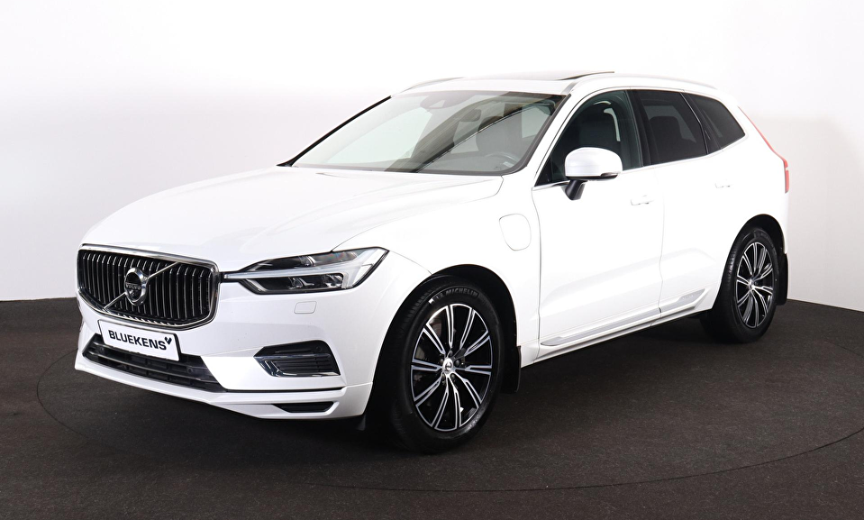 Volvo XC60 T8 Recharge AWD Inscription - Luchtvering - Panorama/schuifdak - IntelliSafe Assist & Surround - 360º Camera - Harman/Kardon audio - Adaptieve LED koplampen - Verwarmde voorstoelen, stuur & achterbank - Parkeersensoren voor & achter - Elektr. bedienb. voorstoelen met geheugen links - Extra getint glas - Inklapbare trekhaak - 19' LMV