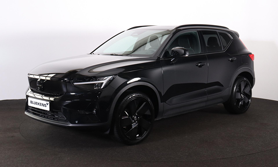 Volvo EX40 Performance Ultra Black Edition 82 kWh - Panorama/schuifdak - IntelliSafe Assist & Surround - 360º Camera - Harman/Kardon audio - Adaptieve LED koplampen - Verwarmde voorstoelen, stuur & achterbank - Parkeersensoren voor & achter - Elektr. bedienb. voorstoelen met geheugen links - Draadloze tel. lader - Warmtepomp - Extra getint glas - Inklapbare trekhaak - 20' LMV