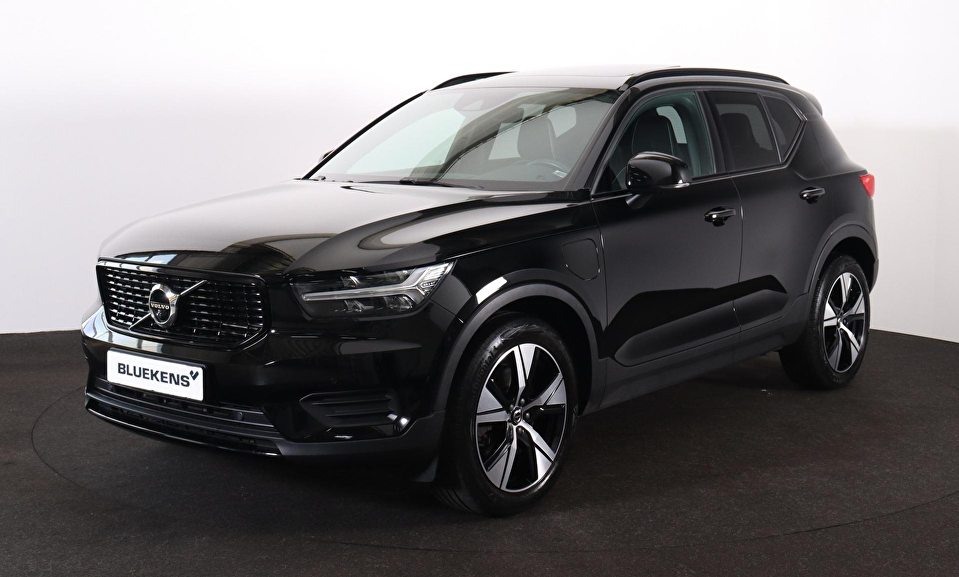 Volvo XC40 T5 Recharge R-Design - Panorama/schuifdak - IntelliSafe Assist - 360º Camera - Harman/Kardon audio - Verwarmde voorstoelen & stuur - Parkeersensoren voor & achter - Elektr. bedienb. voorstoelen met geheugen links - Standkachel - Extra getint glas - Inklapbare trekhaak - 19' LMV