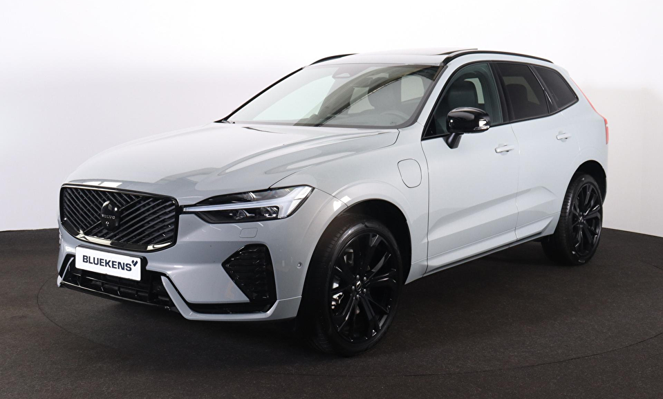 Volvo XC60 T6 Recharge AWD Ultra Black Edition - Panorama/schuifdak - IntelliSafe Assist & Surround - 360º Camera - Bowers & Wilkins audio - Adaptieve LED koplampen - Verwarmde voorstoelen, stuur & achterbank - Parkeersensoren voor & achter - Elektr. bedienb. voorstoelen met geheugen - Head up display - Draadloze tel. lader - Extra getint glas - Inklapbare trekhaak - 21' LMV