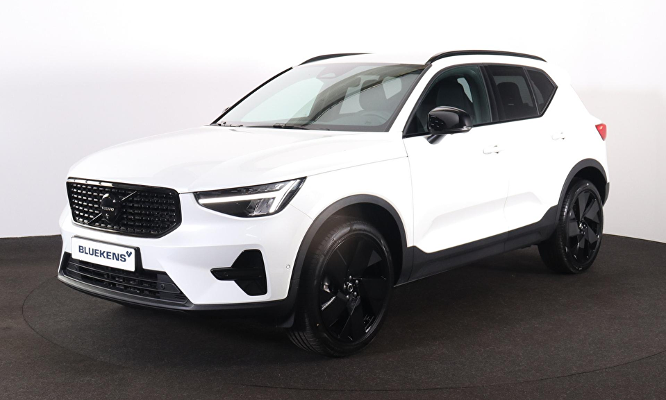 Volvo XC40 B3 Plus Black Edition - IntelliSafe Assist & Surround - 360º Camera - Harman Kardon audio - Adaptieve LED koplampen - Verwarmde voorstoelen & stuur - Parkeersensoren voor & achter - Elektr. bedienb. voorstoelen met geheugen links - Draadloze tel. lader - Standkachel - Extra getint glas - 20' LMV
