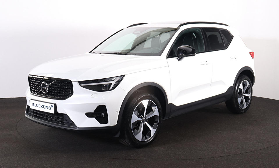 Volvo XC40 B4 Plus Dark - Panorama/schuifdak - IntelliSafe Assist & Surround - 360º Camera - Harman Kardon audio - Adaptieve LED koplampen - Verwarmde voorstoelen & stuur - Parkeersensoren voor & achter - Elektr. bedienb. voorstoelen met geheugen links - Draadloze tel. lader - Extra getint glas - 19' LMV