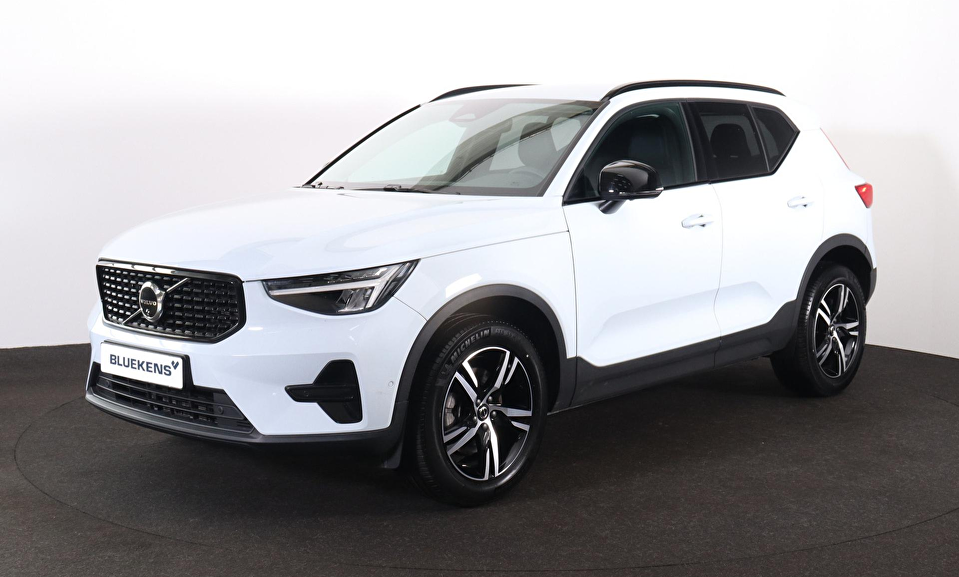 Volvo XC40 B3 Plus Dark - IntelliSafe Assist & Surround - 360º Camera - Harman Kardon audio - Verwarmde voorstoelen & stuur - Parkeersensoren voor & achter - Elektr. bedienb. voorstoelen met geheugen links - Draadloze tel. lader - Standkachel - Extra getint glas - 18' LMV
