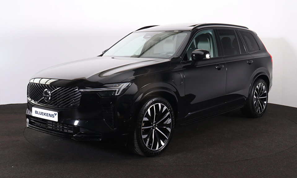 Volvo XC90 T8 Recharge AWD Plus Dark - Panorama/schuifdak - IntelliSafe Assist & Surround - 360º Camera - Bowers & Wilkins audio - Adaptieve LED koplampen - Verwarmde voorstoelen, stuur & achterbank - Parkeersensoren voor & achter - Elektr. bedienb. voorstoelen met geheugen - Geventileerde voorstoelen - Head up display - Draadloze tel. lader - Extra getint glas - Inklapbare trekhaak - 21' LMV