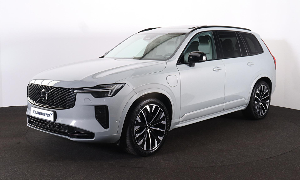 Volvo XC90 T8 Recharge AWD Plus Dark - Luchtvering - Panorama/schuifdak - IntelliSafe Assist & Surround - 360º Camera - Bowers & Wilkins audio - Adaptieve LED koplampen - Verwarmde voorstoelen, stuur & achterbank - Parkeersensoren voor & achter - Elektr. bedienb. voorstoelen met geheugen - Geventileerde voorstoelen - Head up display - Draadloze tel. lader - Extra getint glas - Inklapbare trekhaak - 21' LMV