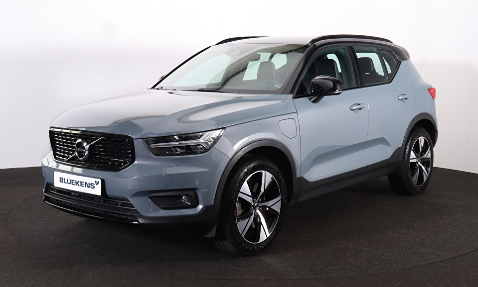 Volvo XC40 T4 Recharge R-Design IntelliSafe Assist - Adaptieve LED koplampen - Elektr. bedienb. bestuurdersstoel met geheugen - Parkeercamera achter - Verwarmde voorstoelen & stuur - Parkeersensoren voor & achter - Verwarmbare voorruit - Draadloze tel. lader - Semi elektr. inklapbare trekhaak - 19' LMV