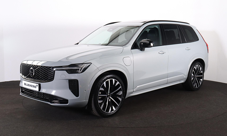 Volvo XC90 T8 Recharge AWD Ultra Dark - Luchtvering - Panorama/schuifdak - IntelliSafe Assist & Surround - 360º Camera - Bowers & Wilkins audio - Adaptieve LED koplampen - Verwarmde voorstoelen, stuur & achterbank - Parkeersensoren voor & achter - Elektr. bedienb. voorstoelen met geheugen - Geventileerde voorstoelen - Head up display - Draadloze tel. lader - Extra getint glas - Inklapbare trekhaak - 21' LMV