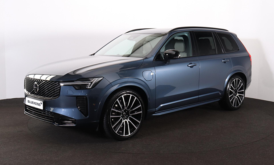 Volvo XC90 T8 Recharge AWD Ultra Dark Exec. Ed. - Luchtvering - Panorama/schuifdak - IntelliSafe Assist & Surround - 360º Camera - Bowers & Wilkins audio - Adaptieve LED koplampen - Verwarmde voorstoelen, stuur & achterbank - Parkeersensoren voor & achter - Elektr. bedienb. voorstoelen met geheugen - Head up display - Draadloze tel. lader - Extra getint glas - 22' LMV