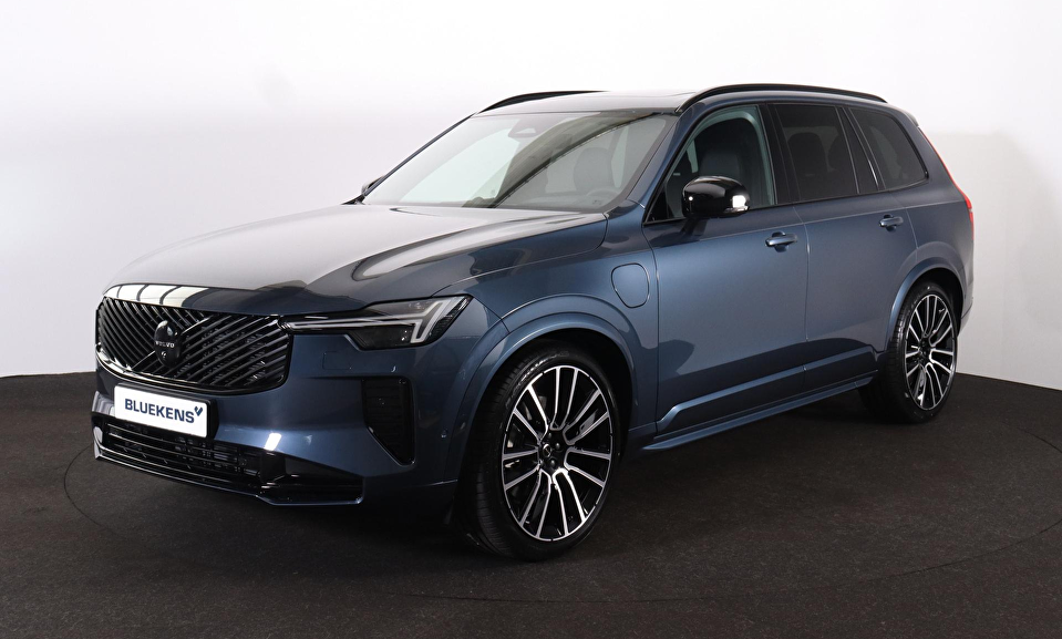 Volvo XC90 T8 Recharge AWD Black Edition Ultra Dark Exec. Ed. - Luchtvering - Panorama/schuifdak - IntelliSafe Assist & Surround - 360º Camera - Bowers & Wilkins audio - Adaptieve LED koplampen - Verwarmde voorstoelen, stuur & achterbank - Parkeersensoren voor & achter - Elektr. bedienb. voorstoelen met geheugen - Head up display - Draadloze tel. lader - Extra getint glas - 22' LMV