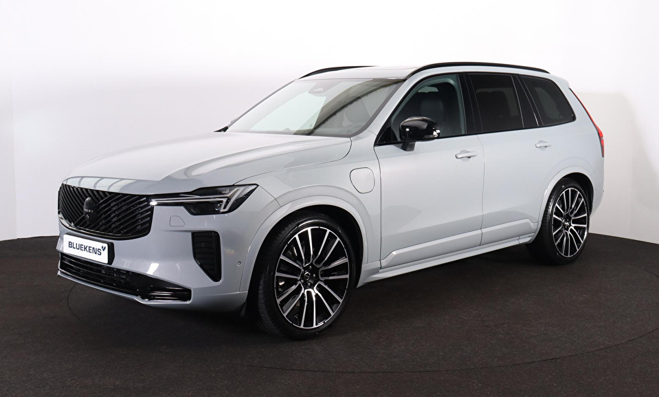 Volvo XC90 T8 Recharge AWD Black Edition Ultra Dark Exec. Ed. - Luchtvering - Panorama/schuifdak - IntelliSafe Assist & Surround - 360º Camera - Bowers & Wilkins audio - Adaptieve LED koplampen - Verwarmde voorstoelen, stuur & achterbank - Parkeersensoren voor & achter - Elektr. bedienb. voorstoelen met geheugen - Head up display - Draadloze tel. lader - Extra getint glas - Inklapbare trekhaak - 22' LMV