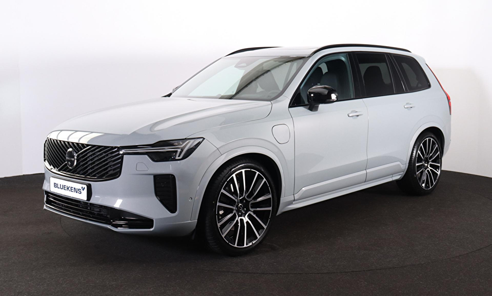 Volvo XC90 T8 Recharge AWD Ultra Dark Exec. Ed. - Luchtvering - Panorama/schuifdak - IntelliSafe Assist & Surround - 360º Camera - Bowers & Wilkins audio - Adaptieve LED koplampen - Verwarmde voorstoelen, stuur & achterbank - Parkeersensoren voor & achter - Elektr. bedienb. voorstoelen met geheugen - Head up display - Draadloze tel. lader - Extra getint glas - Inklapbare trekhaak - 22' LMV
