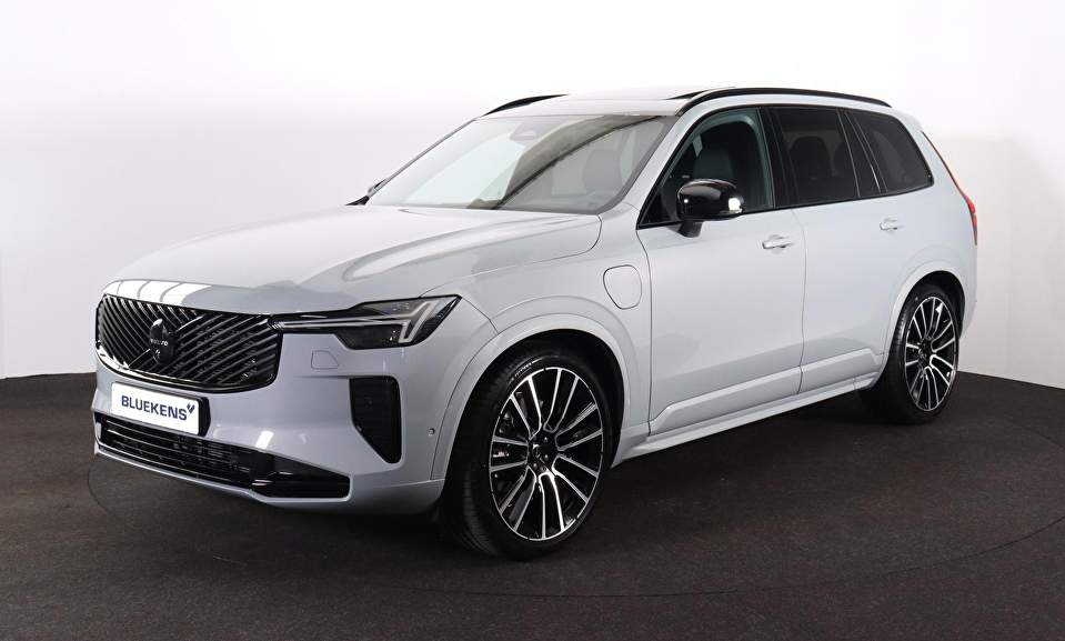 Volvo XC90 T8 Recharge AWD Ultra Black Ed. Exec. - Luchtvering - Panorama/schuifdak - IntelliSafe Assist & Surround - 360º Camera - Bowers & Wilkins audio - Adaptieve LED koplampen - Verwarmde voorstoelen, stuur & achterbank - Parkeersensoren voor & achter - Elektr. bedienb. voorstoelen met geheugen - Geventileerde voorstoelen - Head up display - Draadloze tel. lader - Extra getint glas - Inklapbare trekhaak - 22' LMV