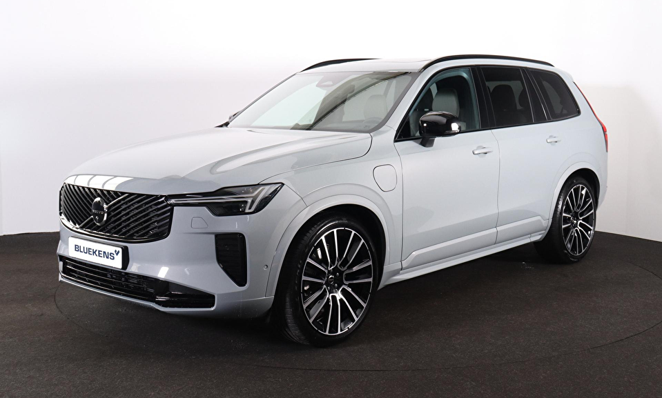 Volvo XC90 T8 Recharge AWD Ultra Dark Exec. Ed. - Luchtvering - Panorama/schuifdak - IntelliSafe Assist & Surround - 360º Camera - Bowers & Wilkins audio - Adaptieve LED koplampen - Verwarmde voorstoelen, stuur & achterbank - Parkeersensoren voor & achter - Elektr. bedienb. voorstoelen met geheugen - Geventileerde voorstoelen - Head up display - Draadloze tel. lader - Extra getint glas - Inklapbare trekhaak - 22' LMV