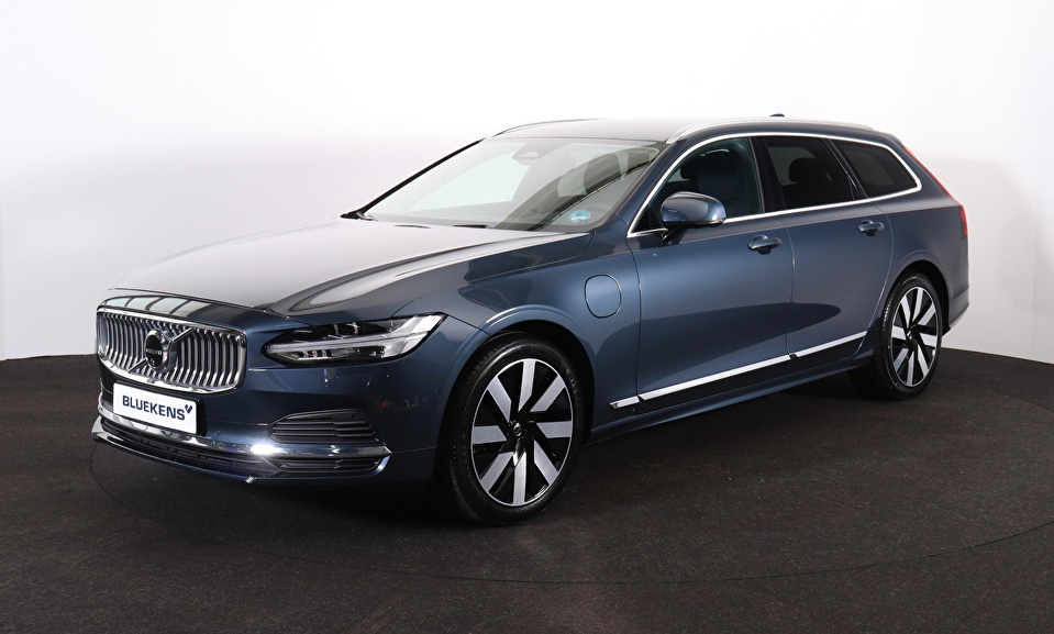 Volvo V90 T6 Recharge AWD Plus Bright - Luchtvering - IntelliSafe Assist & Surround - 360º Camera - Harman/Kardon audio - Adaptieve LED koplampen - Verwarmde voorstoelen, stuur & achterbank - Parkeersensoren voor & achter - Elektr. bedienb. voorstoelen met geheugen - Extra getint glas - 19' LMV