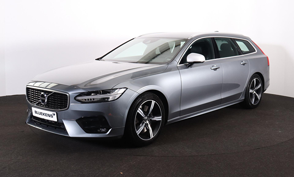 Volvo V90 T4 R-Design Business Sport - IntelliSafe Assist & Surround - Harman Kardon audio - DAB - Keyless - Elektr. verstelbare voorstoelen met geheugen - Apple® CarPlay - Android Auto - Navigatiesysteem - Elektr. bedienbare achterklep - Stoelverwarming voor & achter - Stuurwielverwarming - Standkachel - Parkeersensoren voor & achter - Lederlook dashboard - Cross Traffic Alert - CD speler - 18 inch LMV