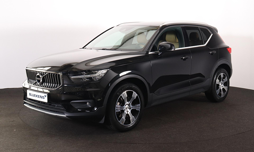 Volvo XC40 T4 Inscription - Harman/Kardon audio - Parkeercamera achter - Verwarmde voorstoelen - Parkeersensoren voor & achter - Elektr. bedienb. voorstoelen met geheugen links - Draadloze tel. lader - Cruise control - Extra getint glas - Inklapbare trekhaak - 18' LMV