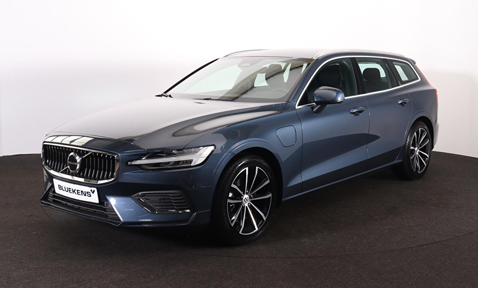 Volvo V60 T6 Recharge AWD Essential - IntelliSafe Assist & Surround - Parkeercamera achter - Verwarmde voorstoelen, stuur & achterbank - Parkeersensoren voor & achter - Inklapbare trekhaak - 18' LMV